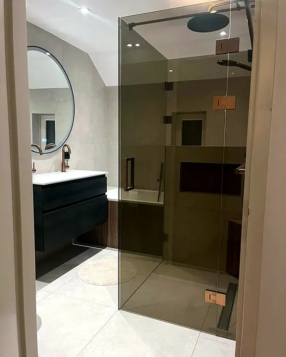 Badkamer met inloopdouche achter een glazen wand